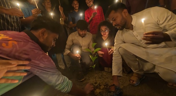 চবির ভাঙা সড়কের গর্তে চারা রোপন করে ছাত্রদল নেতার প্রতিবাদ
